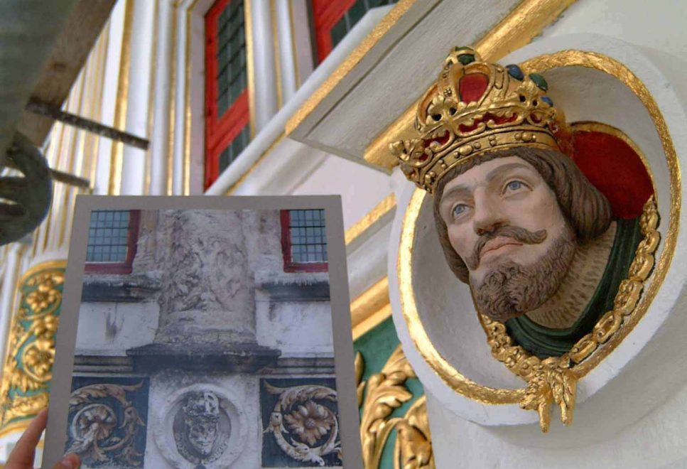 Griffie Brugge: monumentenprijsKeizer Karel terug de oude (vergelijk met foto voor de restauratie)
